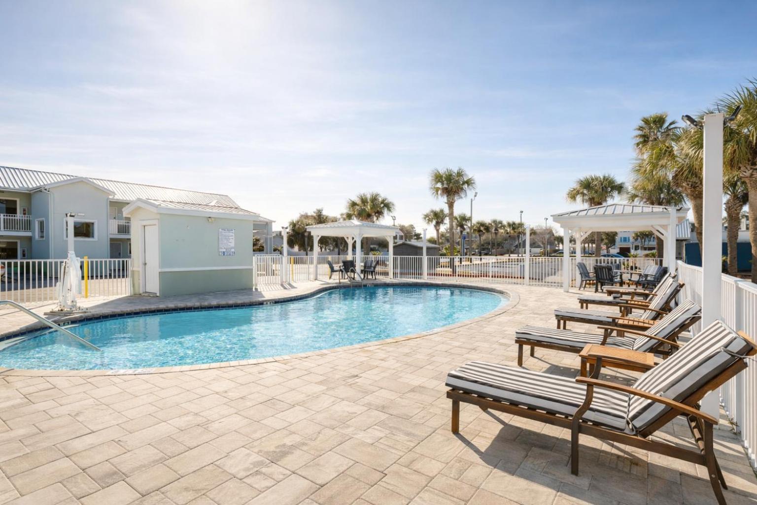 4 Budget-Friendly Hotels Close to Destin Commons