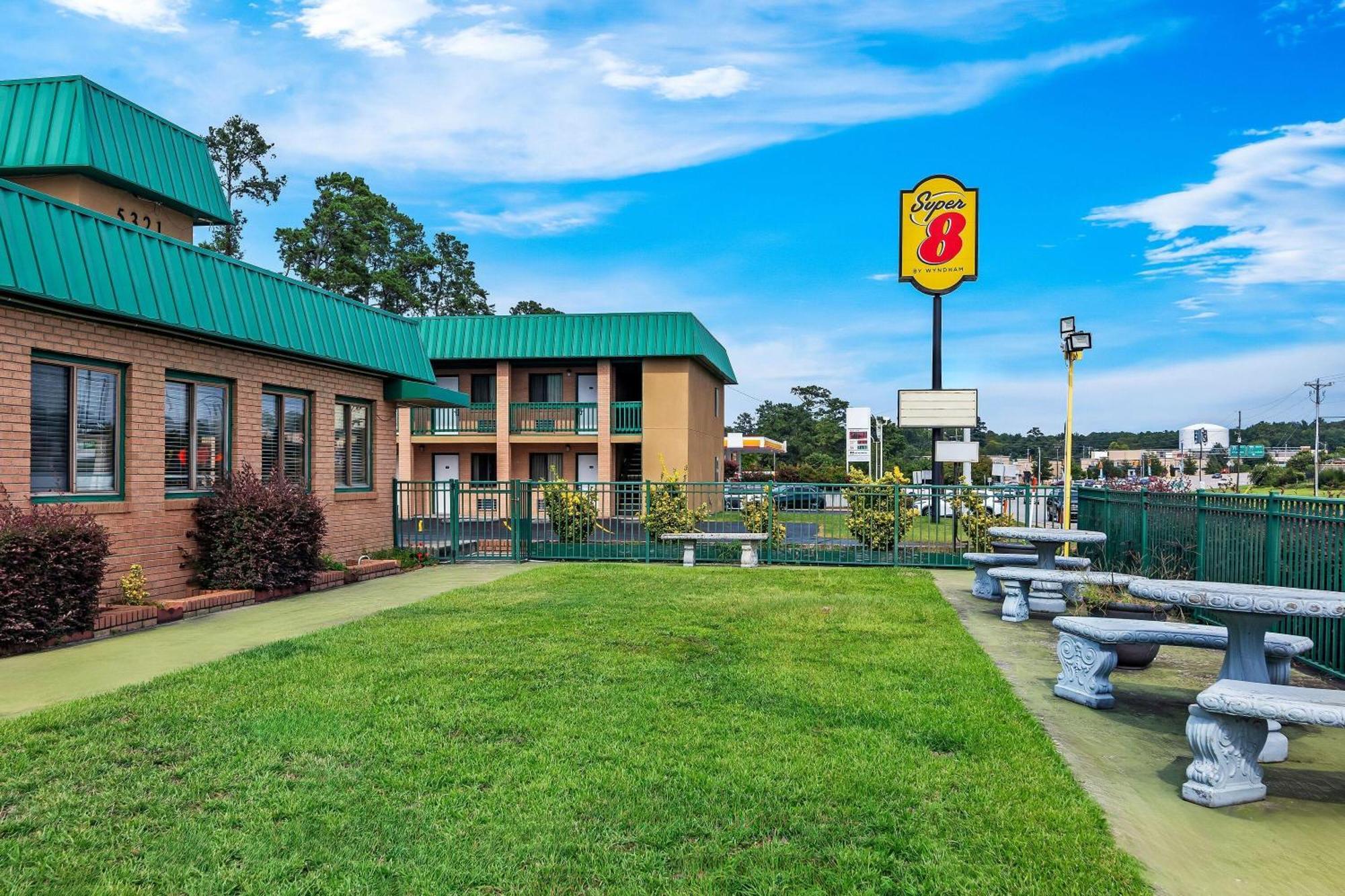 Where to Stay Near William L Bonner School-Bible: 4 Budget Hotels