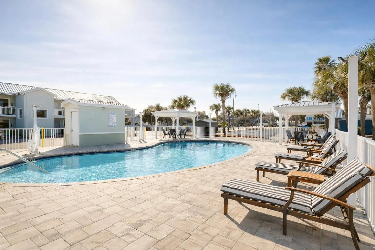 4 Budget-Friendly Hotels Close to Destin Commons