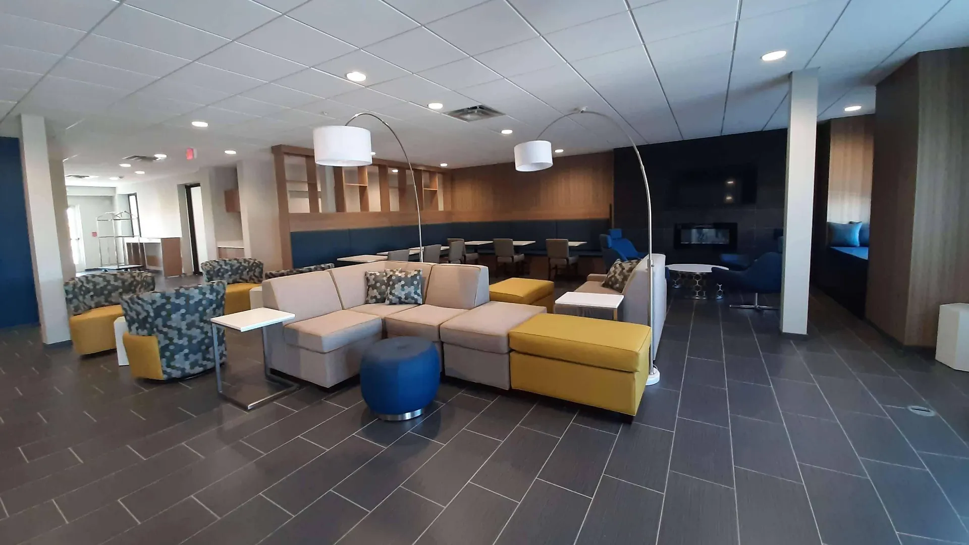 4 Smart Business Hotels Near Budweiser Events Center Worth Booking